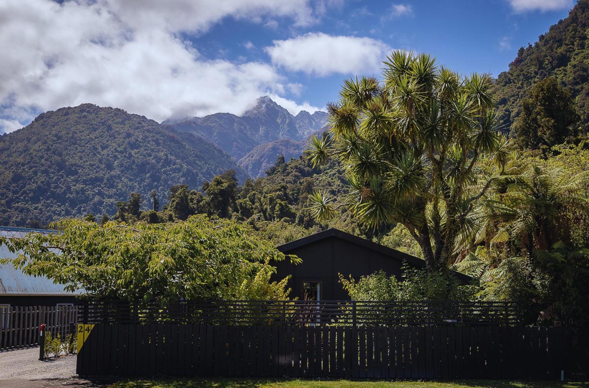 Two Four Cron Franz Josef Vila Exterior foto