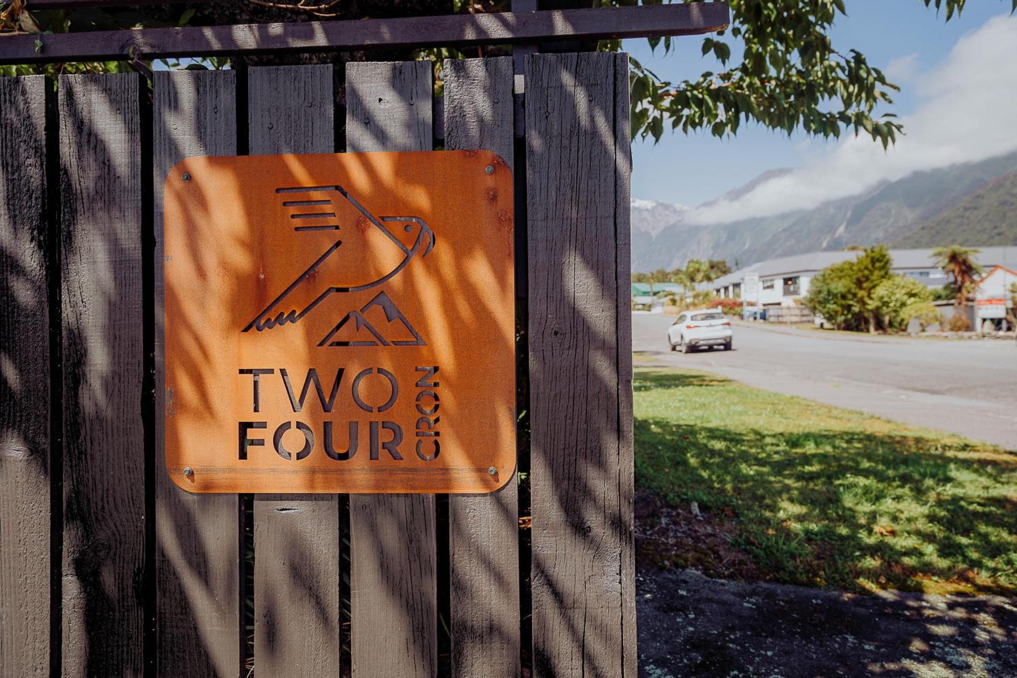 Two Four Cron Franz Josef Vila Exterior foto